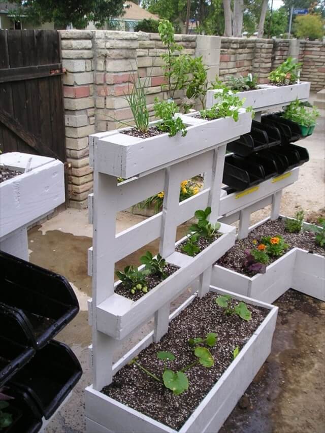 WHITE PAINTED WOODEN PALLET PLANTER 